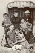 Wilhelm Bartelmann seated in a strandkorb, or early beach chair, with his wife Elisabeth and their children (2 boys, a girl and a baby). The family wear Victorian era clothing. Image courtesy of Bartelmann.com.