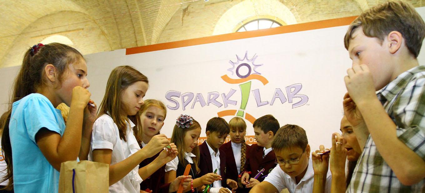 School children make musical instruments out of craft supplies at Spark!Lab in Ukraine.